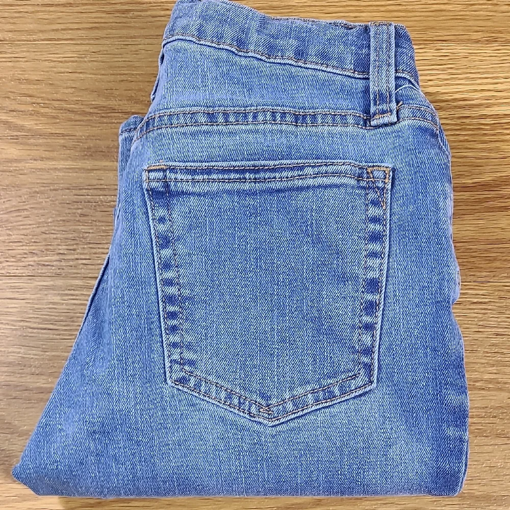 GAP 8x22 GIRLS PRE-OWNED STRECH MEDIUM WASH DISTRESED DENIM BOOT CUT JEANS